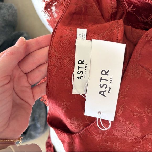 NWT - Ilaria Jacquard Midi Dress by ASTR the Label. Size M. - Picture 6 of 6